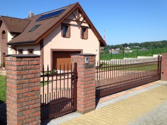 Samonosná brána a branka s kovanou výplní, nesená posuvná do strany. Pohon Hormann LineaMatic - Ostrava