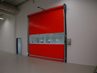 Rychloběžná fóliová průmyslová vrata s prosvětlovacím pásem. 