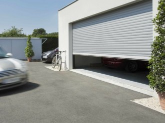 Rolovací vrata stříbrná RAL 9006 dálkové ovládání s pohonem SOMFY