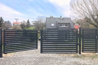 Hliníkové ploty motiv HV30 dvoukřídlá brána a vstupní branka.