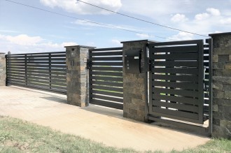 Hliníkové ploty motiv HV30 - posuvná brána, branka, schránka pro popelnici.