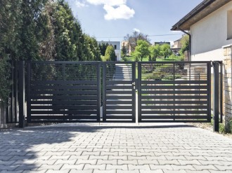 Hliníkové ploty motiv HV... - dvoukřídlá brána s integrovanou brankou.