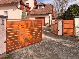 Hliníkové ploty motiv HV30 odstín třešeň - vstupní branka a dvoukřídlá brána..
