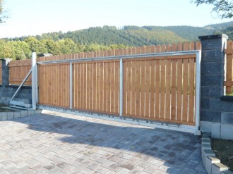 Samonosná brána - konstrukce připravena pro osazení dřevěných latí.