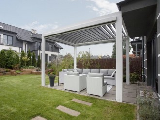 Zvolený odstín bioklimatické pergoly se hezky doplňuje s terasovým nábytkem.