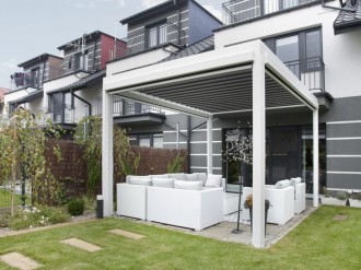 Bioklimatická pergola hezky koresponduje s architekturou domu.