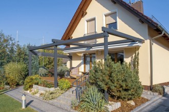 Pergola se staženou střechou sestavená ze dvou modulů.