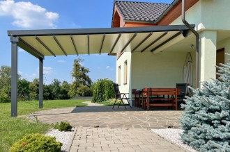 Pergola se stahovací střechou.