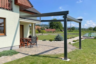 Pergola se staženou střechou.