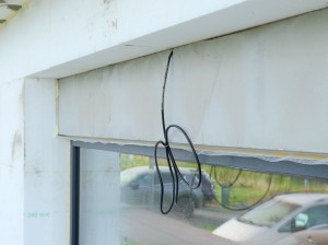 Než začneme s montáží venkovní žaluzie, je vhodné zateplit překlad a přivést elektroinstalaci.