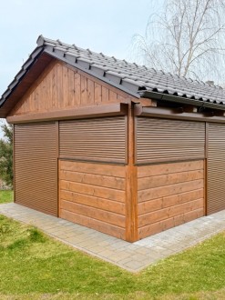 Venkovní rolety uzavírají zahradní pergolu