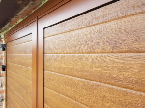 Povrch garážových vrat lamela, woodgrain, odstín zlatý dub.