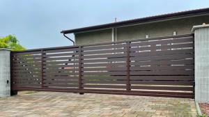 Montáž teleskopické brány s hliníkovou výplní.