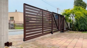 Montáž teleskopické brány.