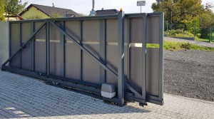 Konstrukce samonosné teleskopické brány je zvenčí osazena hladkým fasádním obkladem. 