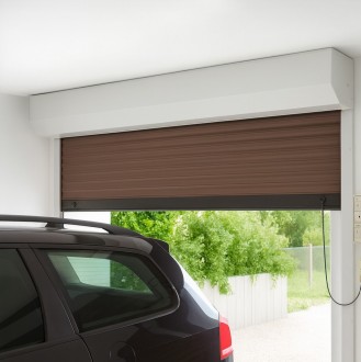 Rolovací garážová vrata se vyrolují do kastlíku nad otvor