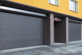 Montáž rolovacích garážových vrat pro bytový dům v Ostravě