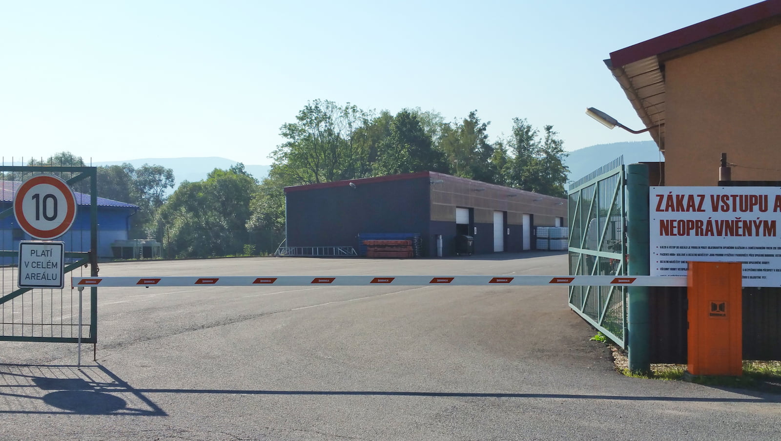 Automatická vjezdová závora pro skladovací areál ve Frýdku-Místku