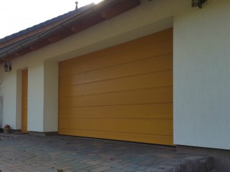 Vrata Kružík s vedlejšími garážovými dveřmi - realizace Ostrava