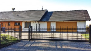 Kovaná brána, vstupní branka a plotový dílec.