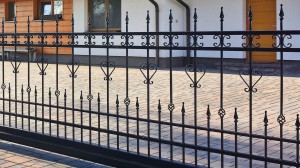 Detail kované výplně vjezdové brány.