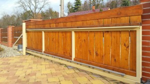 Pojezdová brána - konstrukce lakována o odstínu béžová RAL1015