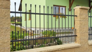 Kovový plotový dílec.