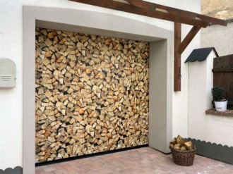 Sekční garážová vrata Kružík s povrchovou úpravou DURA PRINT natištěno uskladněné dřevo.