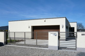 Moderní ploty kovové, samonosná brána a vstupní branka