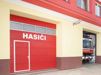 Integrované dveře je možno umístit i ke straně.