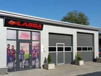 Garážová vrata s dveřmi a celoprosklenou sekcí