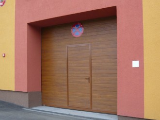 Sekční vrata s dveřmi.