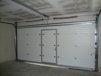Garážová vrata s integrovanými dveřmi