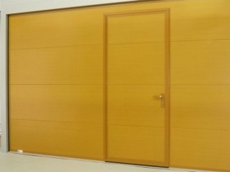 Sekční garážová vrata s dveřmi, lakovaný rám a kování