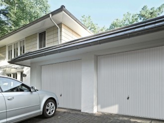 Výklopná garážová vrata - standardní provedení trapézový plech odstín bílá.
