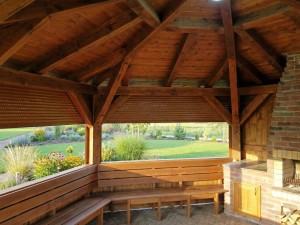 Hliníkové rolety ochrání pergolu před počasím, hlukem i nezvanými hosty