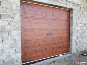 Sekční garážová vrata motiv rustical