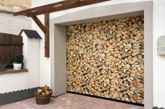 Sekční garážová vrata s motivem uskladněného dřeva.