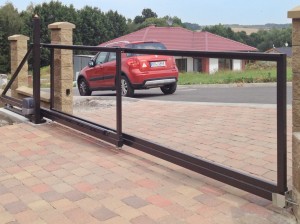 Samonosná teleskopická brána 4m. Provedení rámová konstrukce, žárový zinek, nástřik RAL, elektropohon, maják