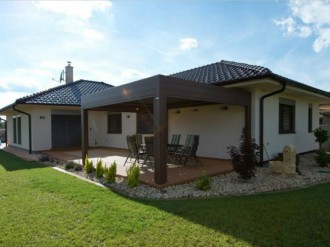 Montáž venkovních žaluzií C80 nad okno s krycím plechem.