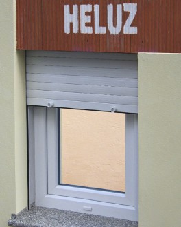 Vodící lišta zapuštěná do bočního ostění.