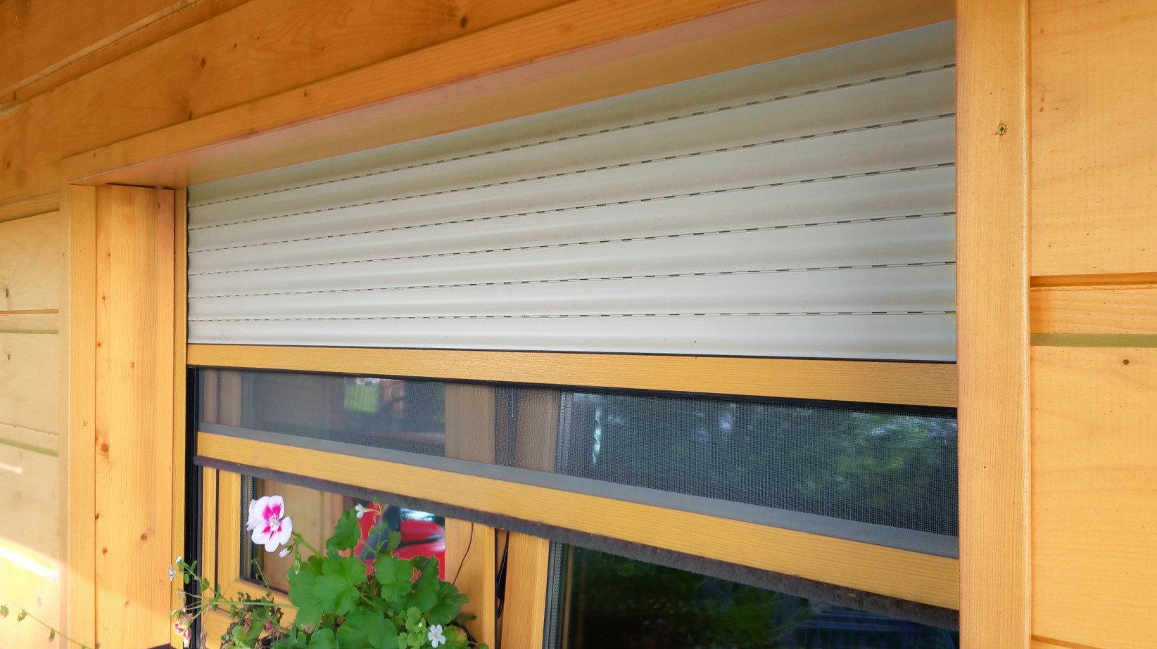 Venkovní rolety se sítí proti hmyzu