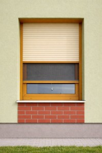 Venkovní roleta se sítí proti hmyzu