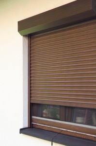 Venkovní roleta se sítí proti hmyzu - montáž před okno