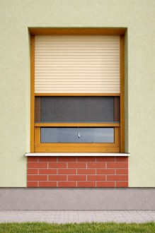 Venkovní roleta se sítí proti hmyzu