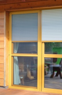 Posuvná síť pro balkonové dveře v kombinaci s venkovní roletou