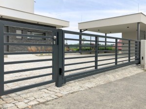 Vjezdová brána samonosná, kovová výplň motiv 10.114, realizace Olomouc.