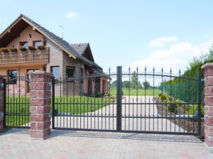 Vjezdová brána dvoukřídlá, kovaná výplň AW 10.31 hnědá, realizace Havířov.