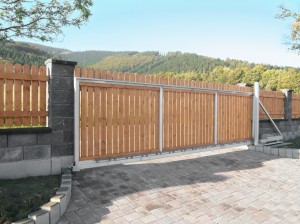 Samonosná vjezdová brána, provedení žárový zinek, připraveno pro osazení dřevěných latí.