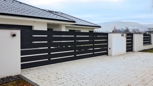 Vjezdová brána samonosná, hliníková výplň HV200, realizace Ostrava.